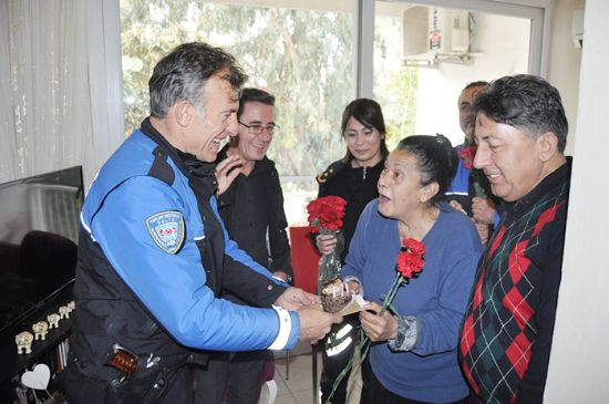 Polislerden huzurevine ziyaret