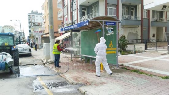 Tarsus’ta caddeler dezenfekte ediliyor