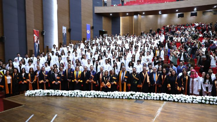 T�p fak�ltesi ��rencileri beyaz �nl�klerini giydi