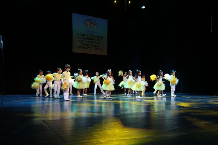 Miniklerin mezuniyet co�kusu