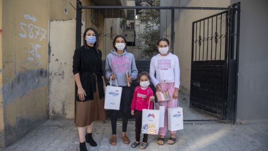 Ba�kan Se�er, iki k�z karde�in kitap talebini kar��lad�