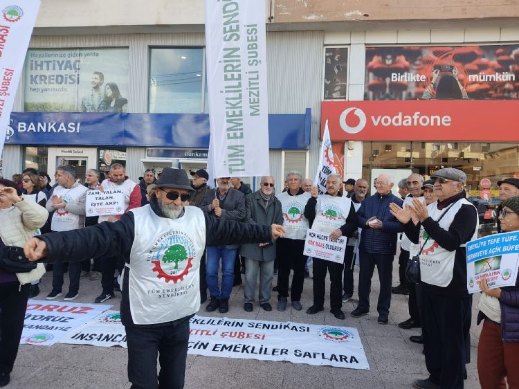 Emekliler sokaklar� terk etmiyor