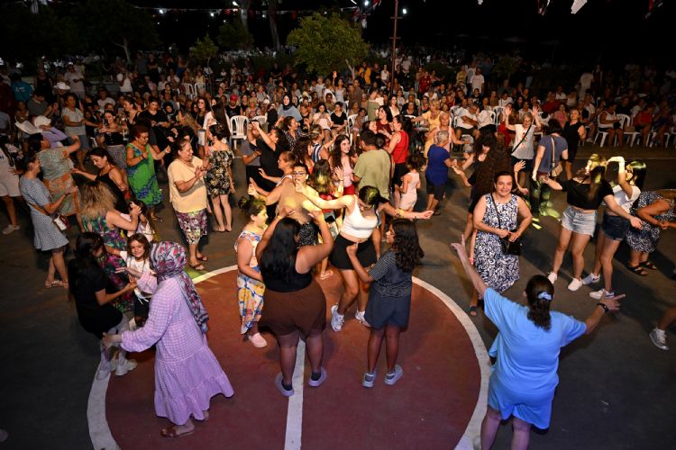 Yaz ak�amlar� m�zi�in ritmiyle renkleniyor