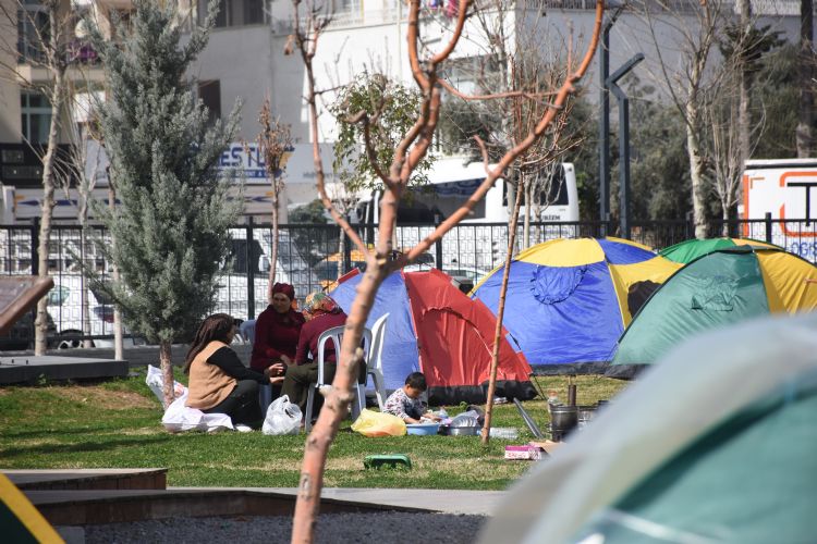 Deprem endiesiyle evlerine giremiyorlar