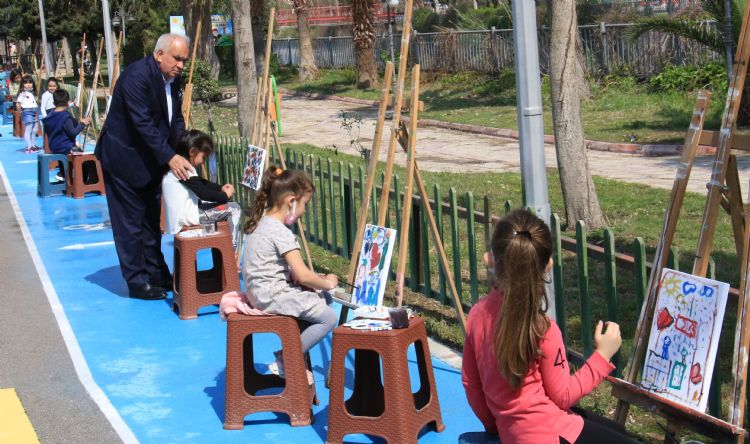 ocuklar hayallerindeki 23 Nisan tuvallere yanstt