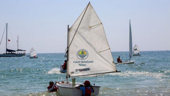 Erdemli Belediyesi Yelken Kulb, yelkenlerini at