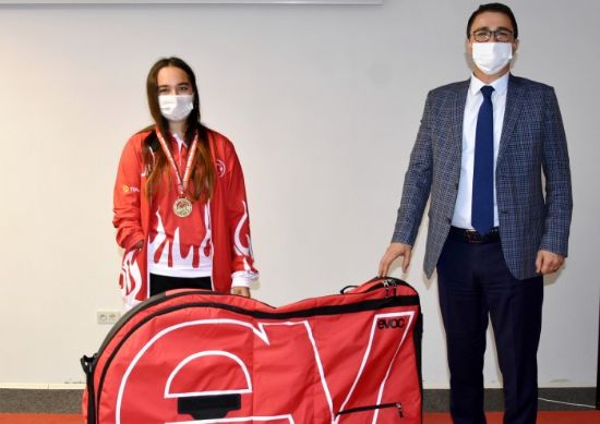 Milli sporcu Miray Ula�’a malzeme deste�i