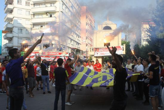 Taraftar�n tak�ma g�veni tam!