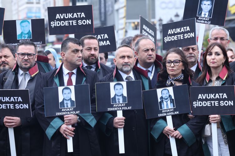 Avukatlar, �iddete kar�� y�r�d�