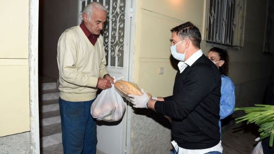 Galatasaray’ın efsanesi Ergün Penbe, Tarsus’ta gıda paketi dağıttı