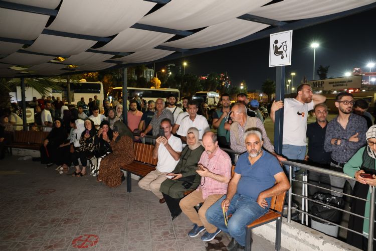 Lübnan’dan tahliye edilen Türk vatandaşları Mersin’de alkışlarla karşılandı  