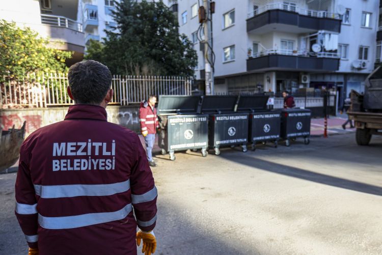 Mezitli�de ��p konteynerlerine bak�m seferberli�i