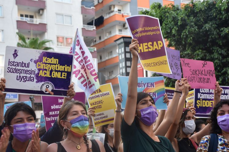 Kadnlar stanbul Szlemesi iin sokaklardayd