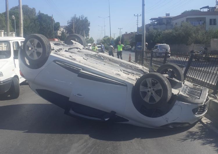 Direksiyon hakimiyeti kaybolan otomobil takla att