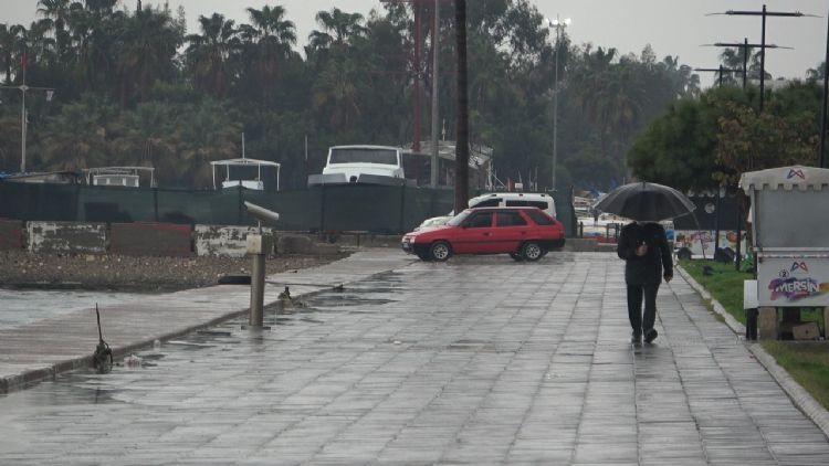 Mersin’de saanak ya ve frtna etkili oldu