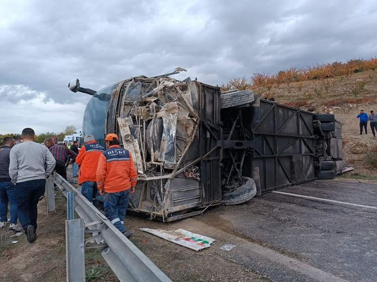 Mersin’de yolcu otobs devrildi: 18 yaral