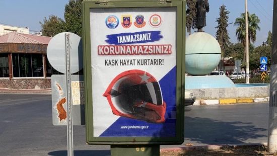 Jandarma Covid 19 ve trafik kazalar�na kar�� afi� ast�rd�