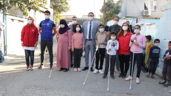 G�rme engelli �ocuklar ak�ll� bastonla hayallerine kavu�uyor