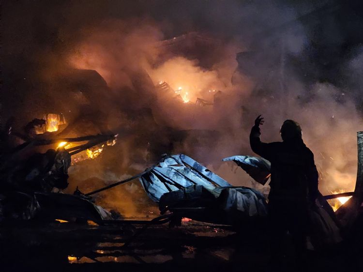 Narenciye fabrikasndaki yangnda soutma almalar gece de devam etti