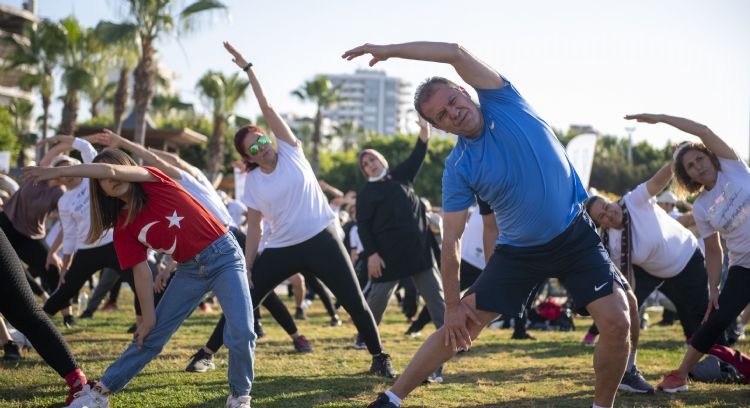 BAKAN SEER, VATANDALARLA SPOR YAPTI