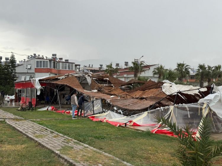 Hortum ky eridini vurdu:  yerleri ve evler zarar grd