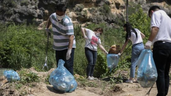 Mersin’de belediye personeli doğada çöp topladı