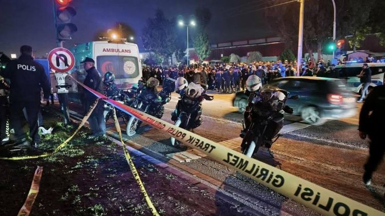 Yaya ge�idinde bekleyenlere otomobil �arpt�: 3 �l�