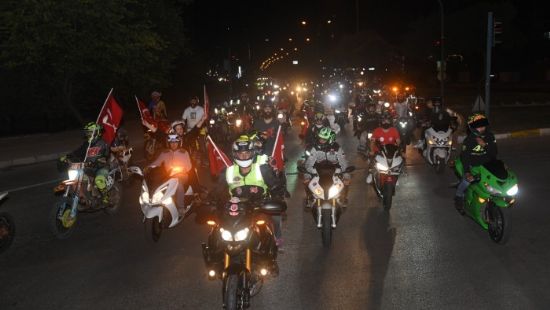 Yeni�ehir sokaklar�nda Cumhuriyet co�kusu