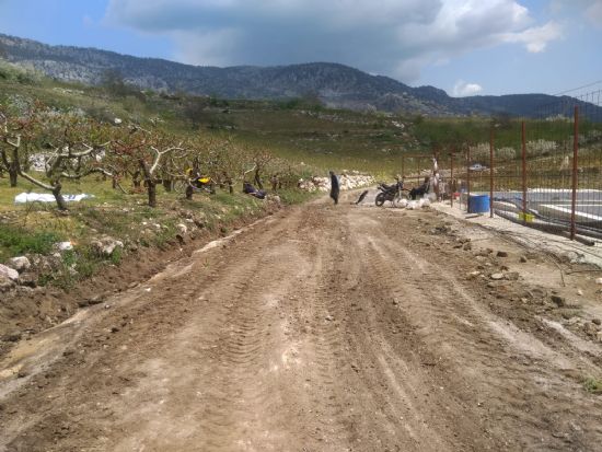 Mezitli’de yol yapım çalışmasına vatandaşlar destek verdi