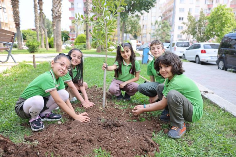 23 Nisan�da koltu�a oturan Bu�lem, yeniletti�i parka fidan dikti