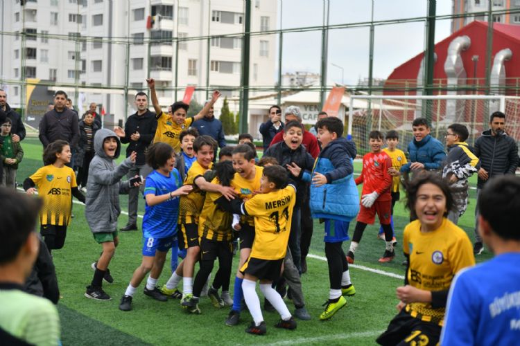 Yeniehir Belediyesi ocuklar yeil sahalarda buluturdu