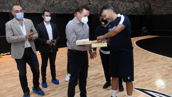 �zyi�it�ten oyunculara tatl� ikram�