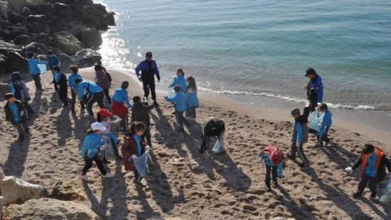 Çocuklar, polislerle birlikte sahil temizliği yaptı