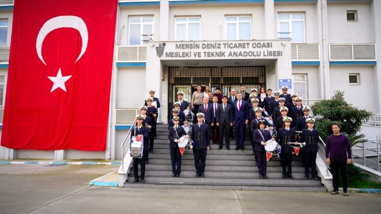 M�d�r �zdemirci, ��rencilerle bir araya geldi