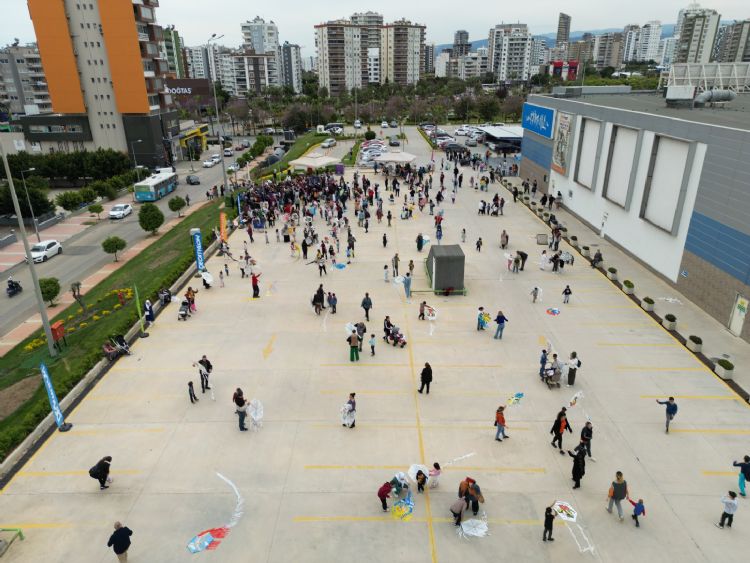 Depremzede ocuklar iin ’Uurtma enlii’ dzenlendi