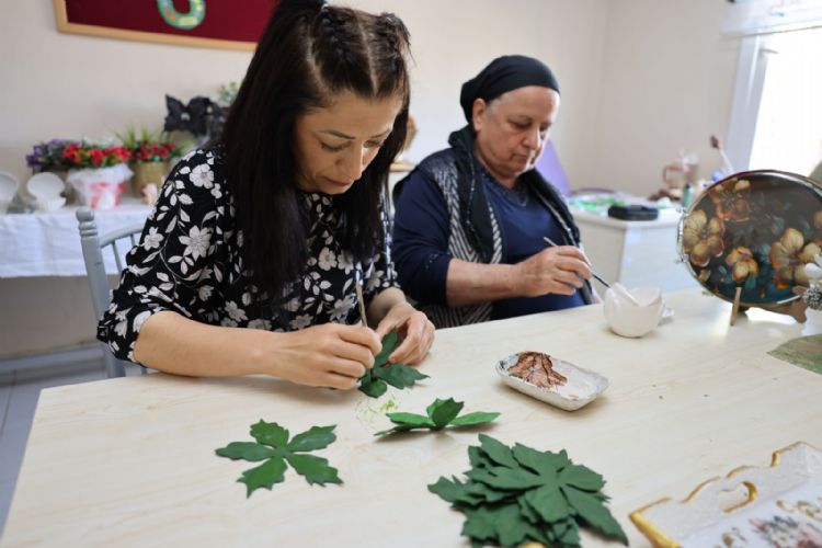 Sessiz d�nyas�n� renklerle dillendirdi