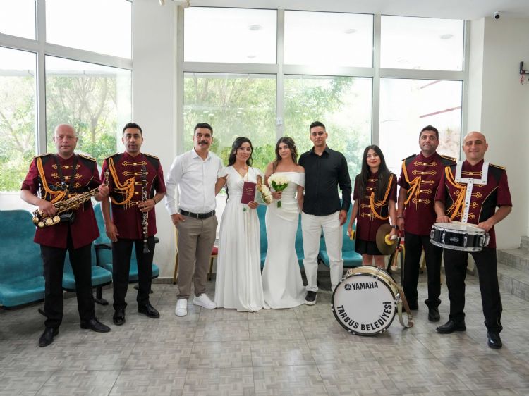 Tarsus�ta 25 �ift mutlulu�a �evet� dedi