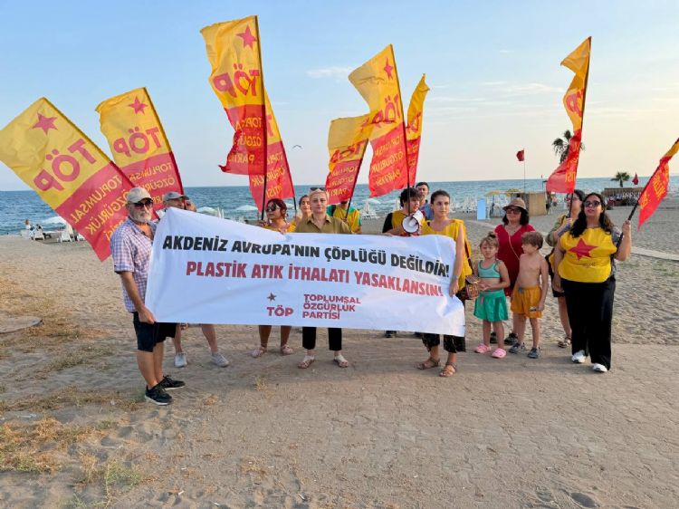 Mezitli sahilinde plastik at�k eylemi
