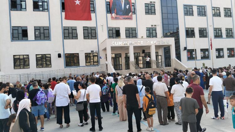 Mersinde 416 bin renci ve 30 bin 775 retmen dersba yapt