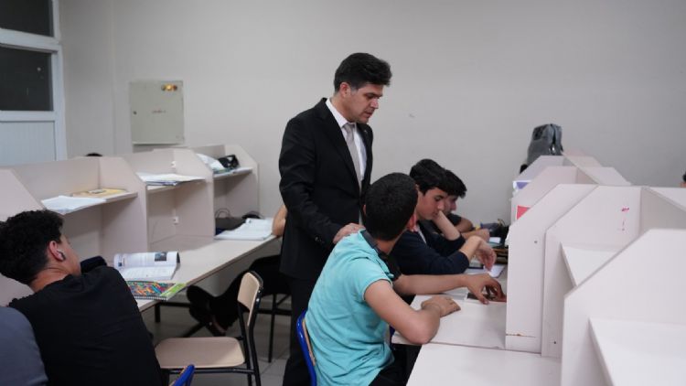 M�d�r �zdemirci, ��rencilerle bulu�tu