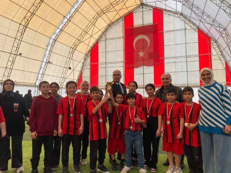 Okullar�n yakantop yar���