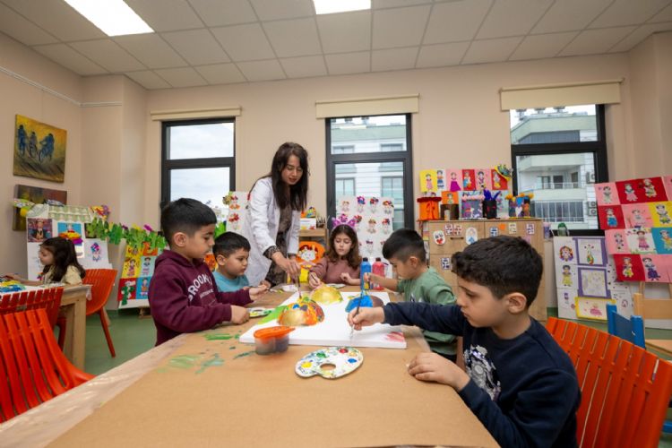 �ocuklar e�lenerek ��reniyor