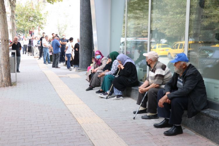 Emekliler asgari cret zerinde maa istiyor