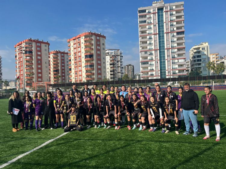 Gen� Kad�nlar futbolda yar��t�