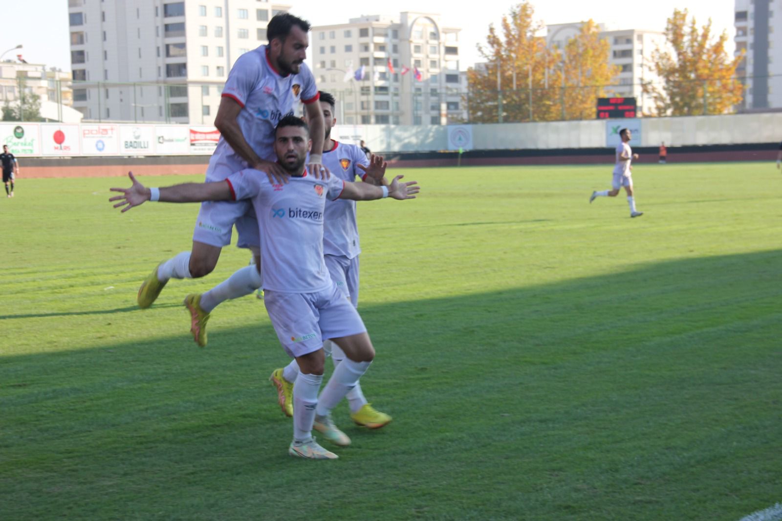 MİY’li oyuncular beraberlik golü sonrası büyük sevinç yaşadı